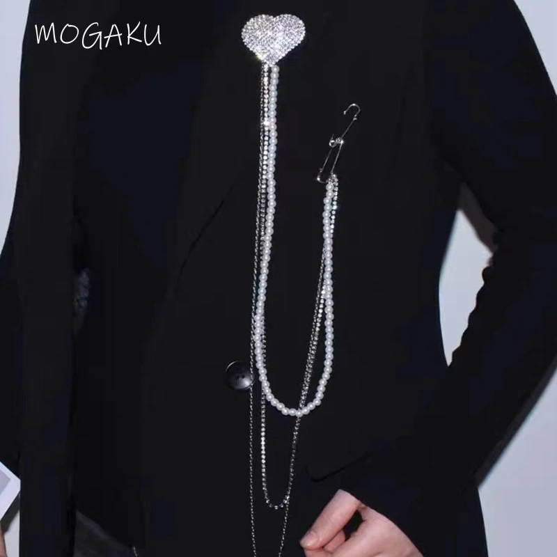 

MOHAKU Hip Hop Chain Pearl Brooch for Women Long Tassel Crystal Paperclip Unisex Heart Brooches Overcoat Accessories Jewelry