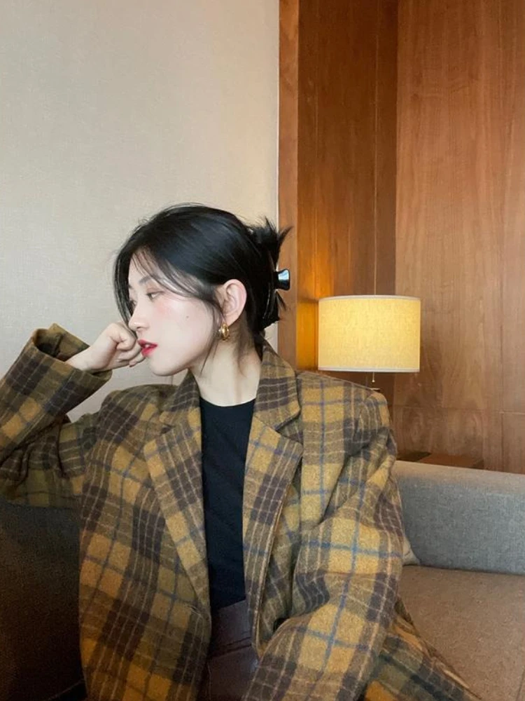 معطف صوف منقوش متوسط الطول للنساء وصل حديثًا لخريف وشتاء 2025، سترة دافئة على الطراز الكوري، سترة متقلب عصرية باللون الأصفر والبني #3