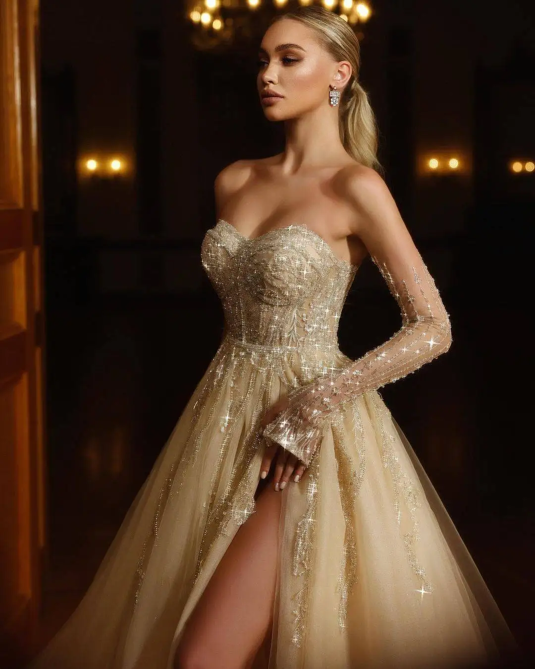 Elegant Wedding Dresses Appliques A-Line Strapless Sleeveless Sweep Train  Princess Bride Wedding Dress Customized