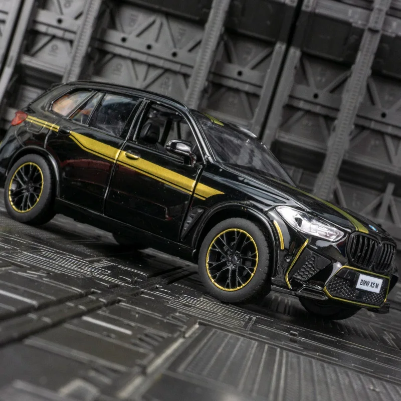 Modèle de véhicule tout-terrain en alliage BMW X5M 1:32, jouet acousto-optique pour enfants, 2 portes et capot pouvant être ouverts