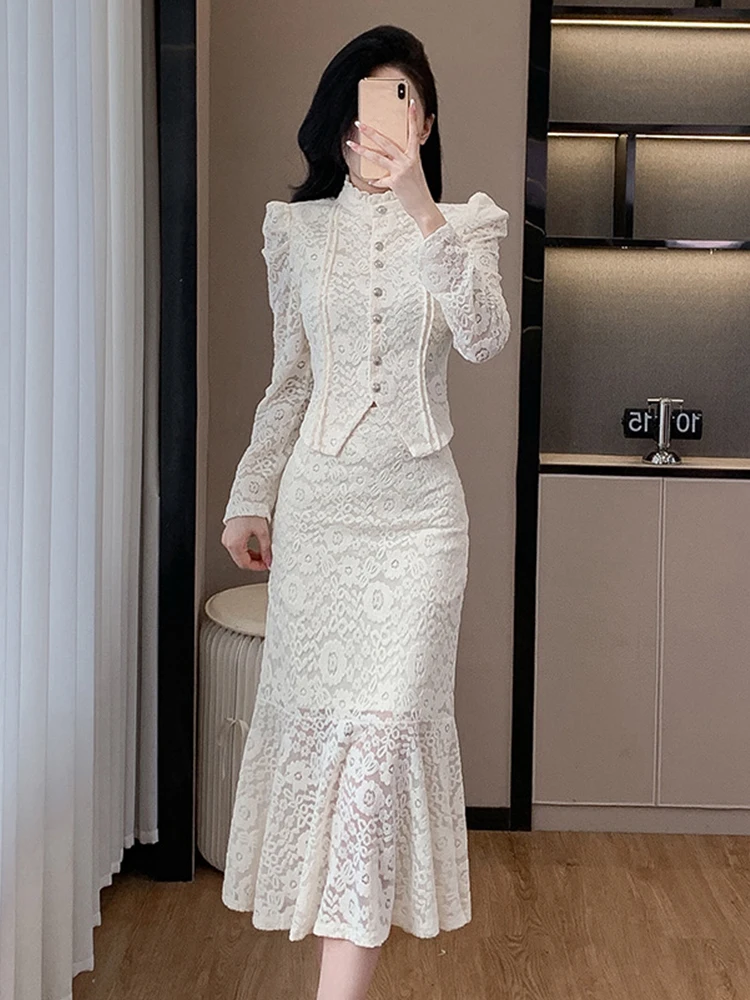 Frühlings-Outfit für Damen: Elegantes, schmales 2-teiliges Set mit Spitzenoberteil, Vintage-Langarmshirt und hochtailliertem Midirock für den Alltag.