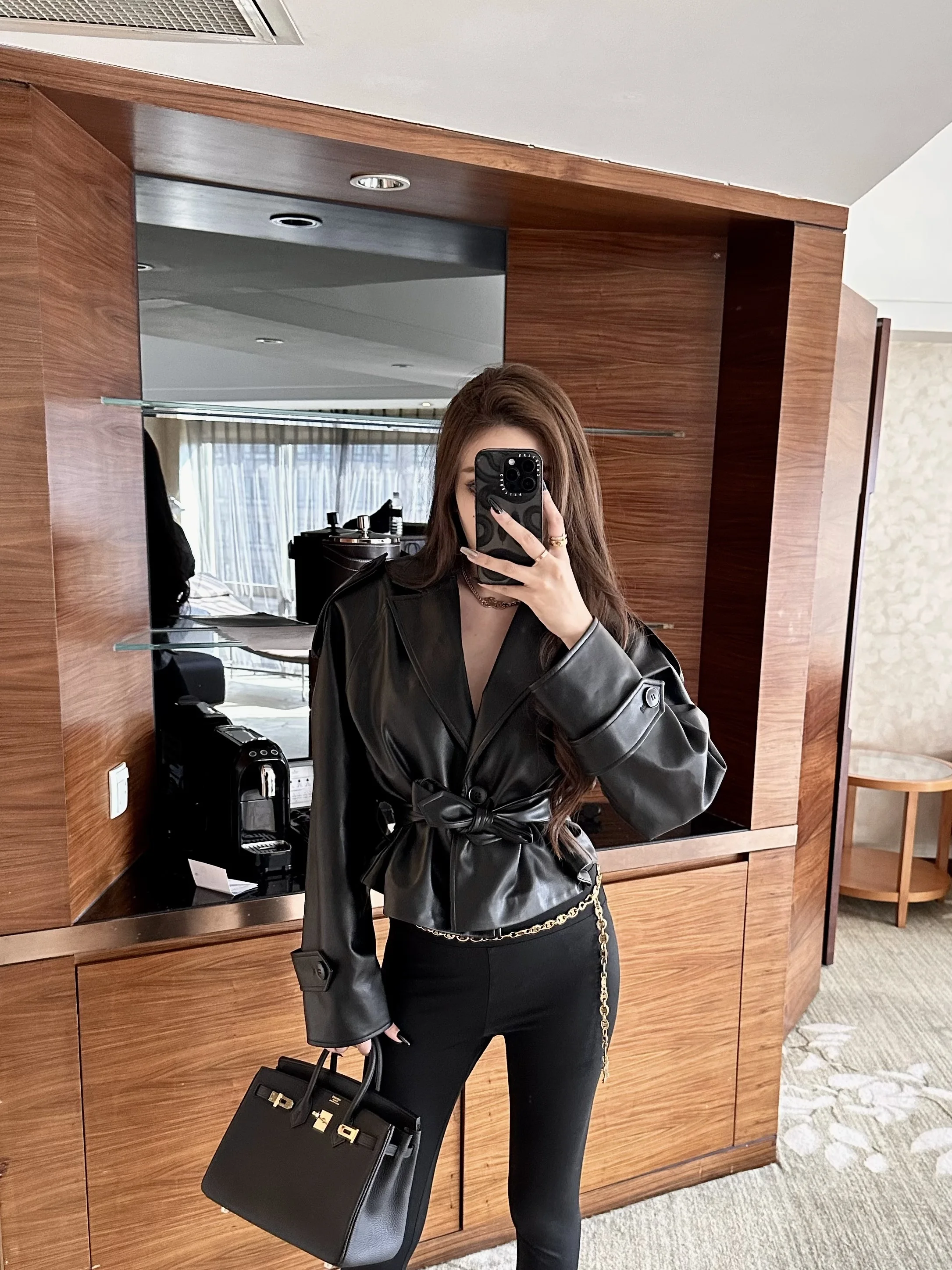 LUV2Y Birmingham Street แจ็คเก็ตหนัง PU แบบมีแผ่นรองไหล่ ทรงเข้ารูป เอวเล็ก เสื้อโค้ทสไตล์ไบค์เกอร์ แขนยาว สไตล์ยุโรป แฟชั่น