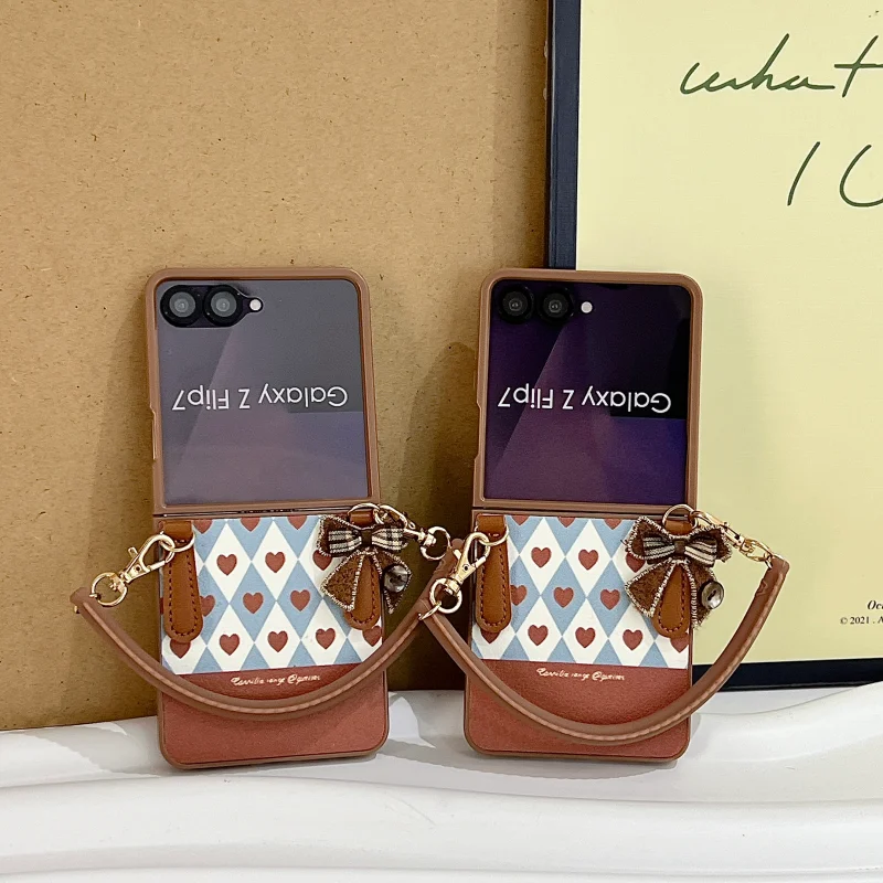 

Cute Little Lover Heart Phone Case For Samsung Galaxy Z Flip 7 6 5 4 3 ZFlip6 ZFlip5 Cover with Lens Protective Film Hand Rope C