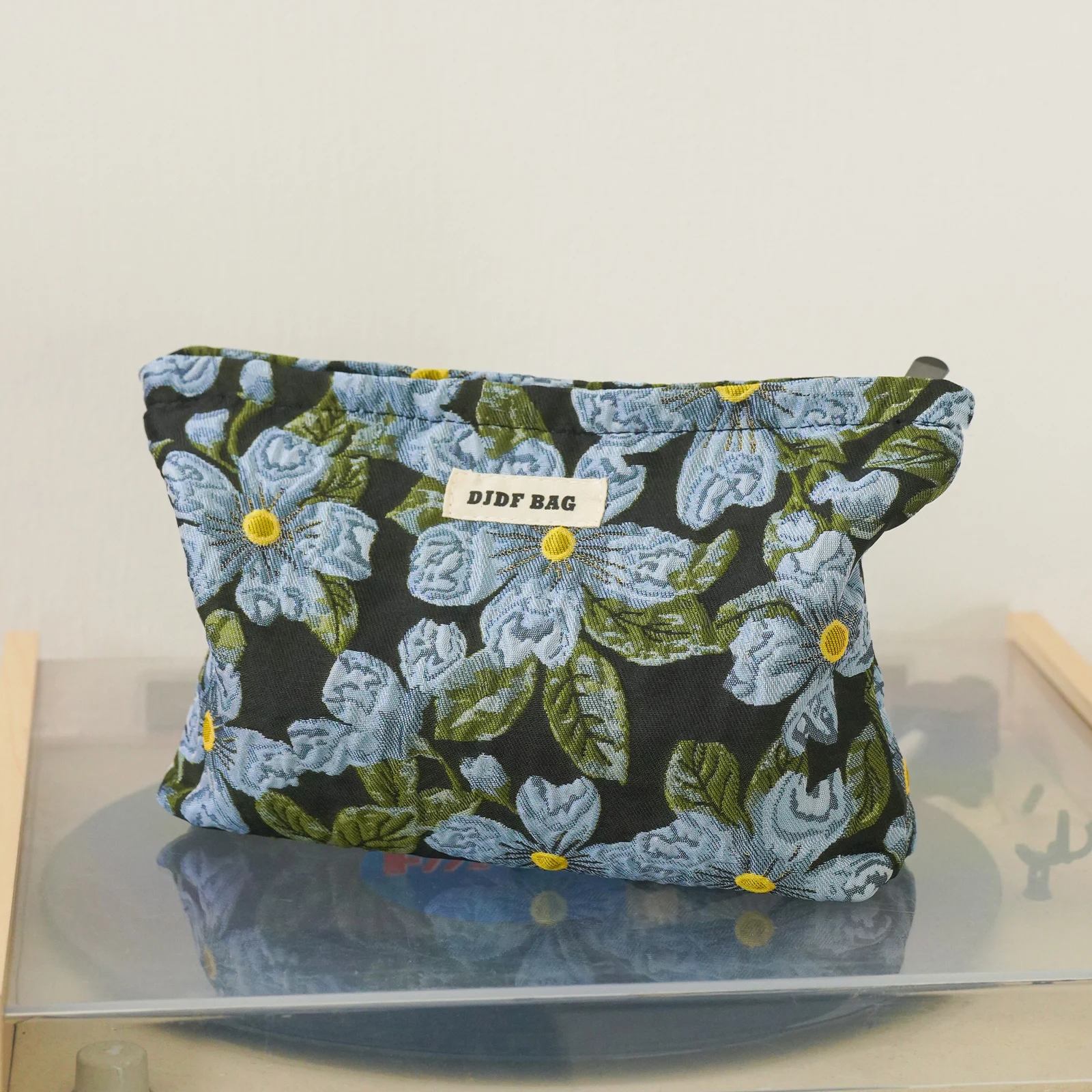 Women\'s Makeup Bag Blue Vintage Flower Portable Cosmetic Sanitary Napkin Storage Bag Commuter Clutch Bag Travel Amenity Bag