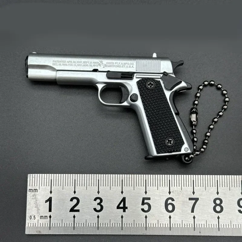 おもちゃのキーホルダー,金属銃モデル,男の子用,分解可能なペンダント,大人へのギフト,充填可能,1:3,1911