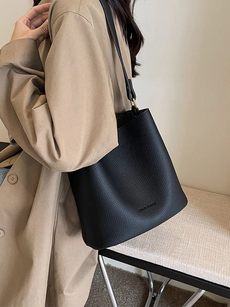 Autumn Winter Women\'s Bucket Handbags 2023 New Vintage Large Capacity Crossbody Shoulder Bags Soft Leather Commute Tote Bags