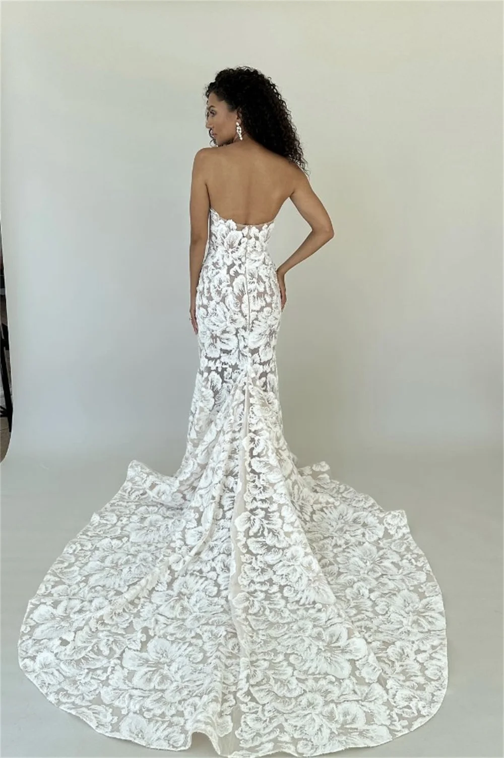 Tokyo Maßgeschneiderte weiße trägerlose Brautkleider, ärmelloses Brautkleid mit Blumen-Reißverschluss hinten, 2025, Meerjungfrau-Hochzeitskleid mit Hofzug