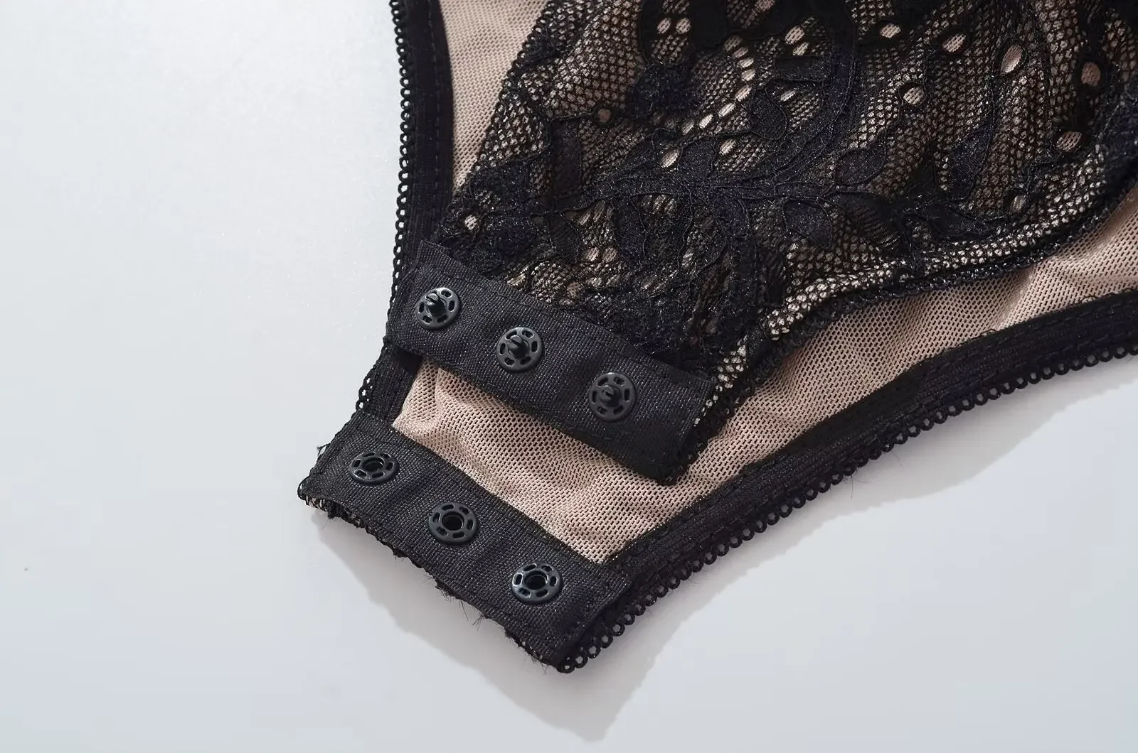 Sexy, durchsichtiger Spitzen-Bodysuit mit Futter, rückenfreier Spaghetti-Träger-Body, eng anliegender, kurzer Jumpsuit, figurbetonte Romper- und Playsuit-Modelle für Damen. – Detail 34