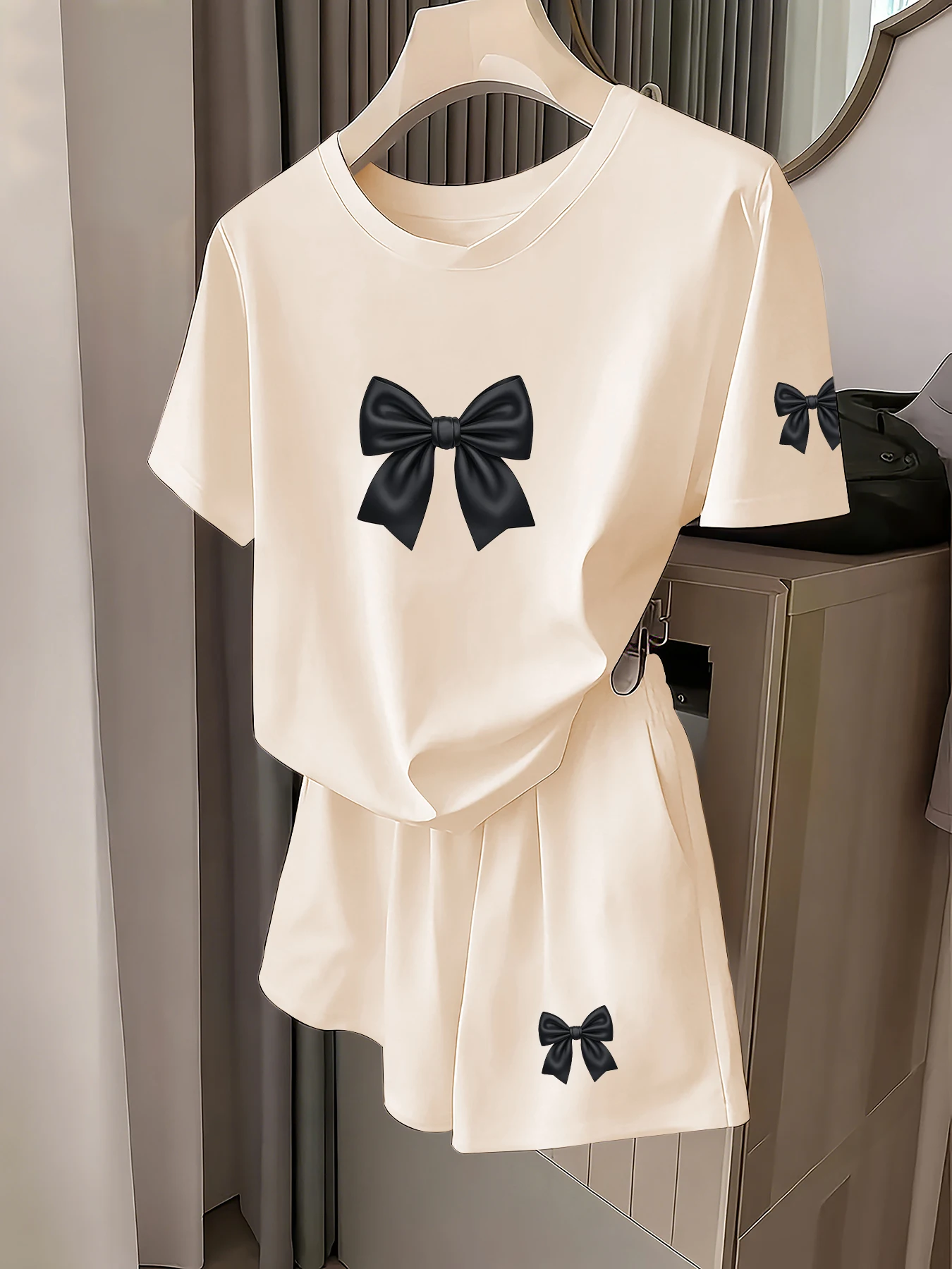 French Retro Style Elegant Bow Print Short-Sleeve Set for Women, Loose Fit, Slimming, Stylish Casual Fashion Versatile T-Shirt and Shorts Two-Piece Set, Daily Date Outfit, Women's Clothing