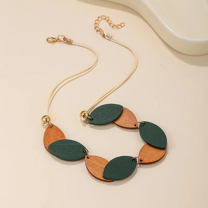 Vintage Ethnic Oval Wood Pendants Necklace for Women Daily Wear Fashion Jewelry