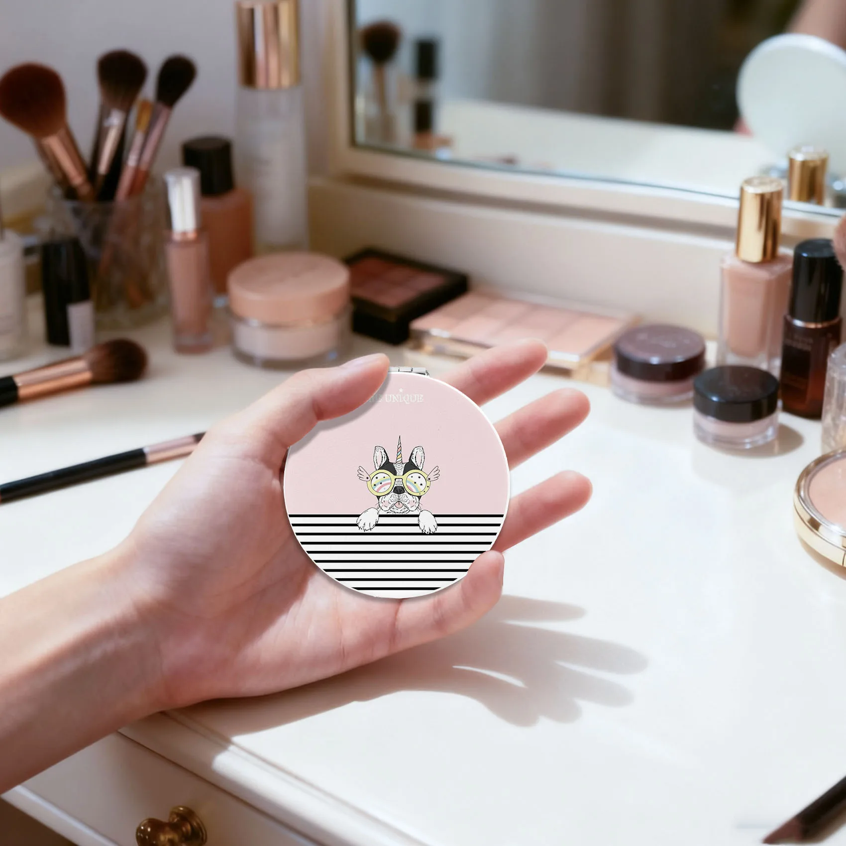 กระจกแต่งหน้าแบบตั้งโต๊ะ สีเรียบง่าย พกพาสะดวก กระจกแต่งหน้าแบบพกพา พับได้ สำหรับนักเรียน ขนาดกะทัดรัด น่ารัก กระจกพกพา