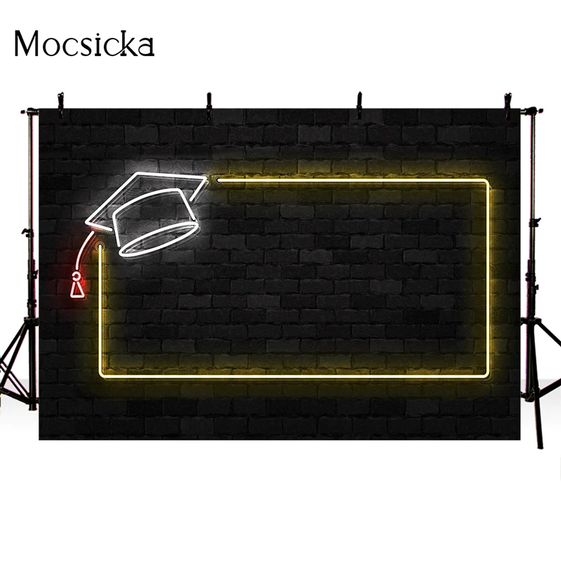 Glückwünsche Abschluss Hintergrund Fotografie Bachelor Hut schwarz Backstein mauer Neon Dekoration Kind Porträt Fotostudio