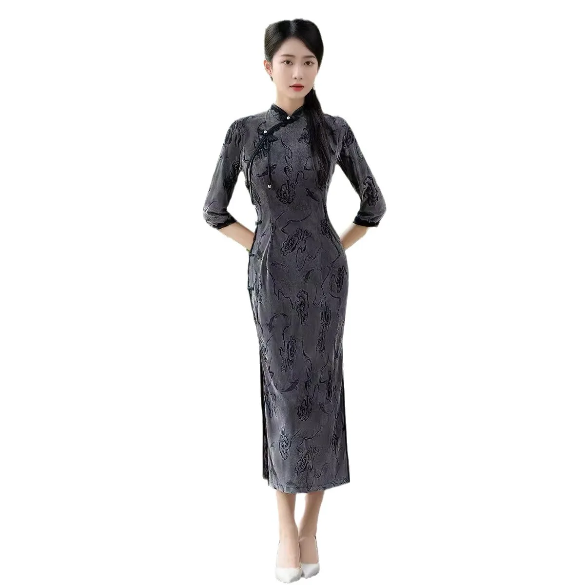 Cheongsam en velours amélioré pour les jeunes filles, style long, élégant et rétro, à la mode et haut de gamme, automne 2024