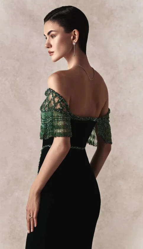 Schwarzes Samtkleid mit Schulterfreiem Design, Grünes Perlenbesetztes Fransen-Ärmel Strass-Schlitz-Maxikleid – Detail 3