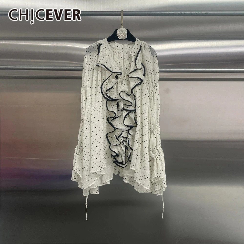

CHICEVER белая повседневная прозрачная рубашка в горошек для женщин с глубоким вырезом и нерегулярными оборками, модный свободный топ с длинными рукавами, женский новый