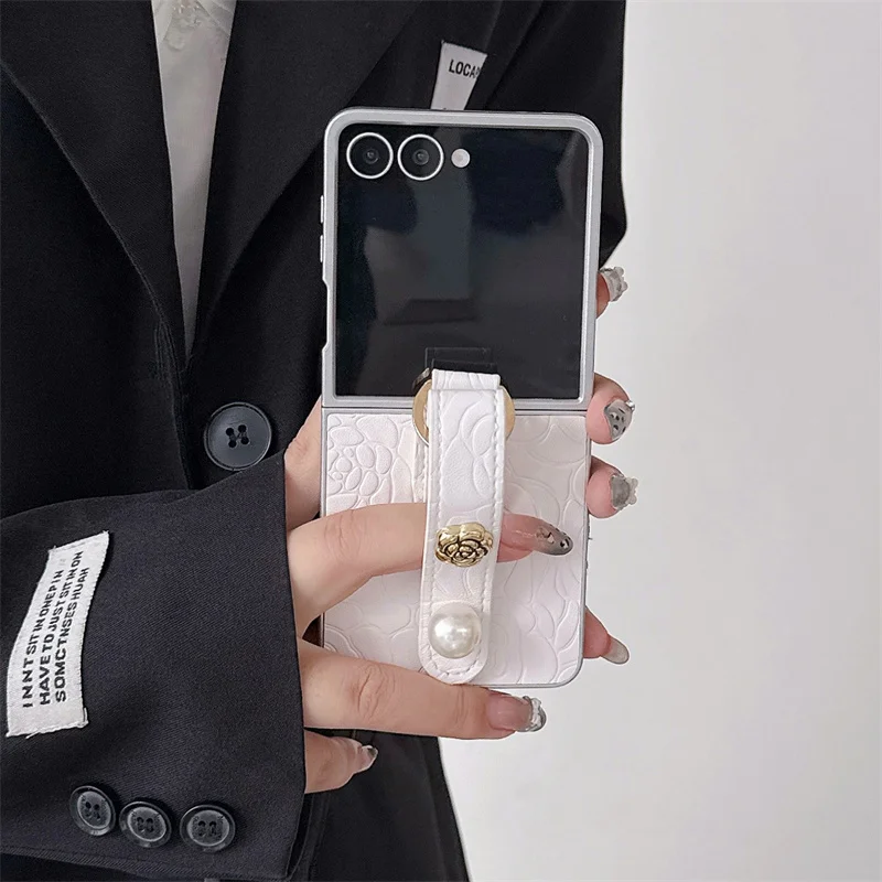 

Fashion White Flower Print Phone Case For Samsung Galaxy Z Flip 7 6 5 ZFlip6 ZFlip7 Cover with Pearl Ring Strap Cute Protective