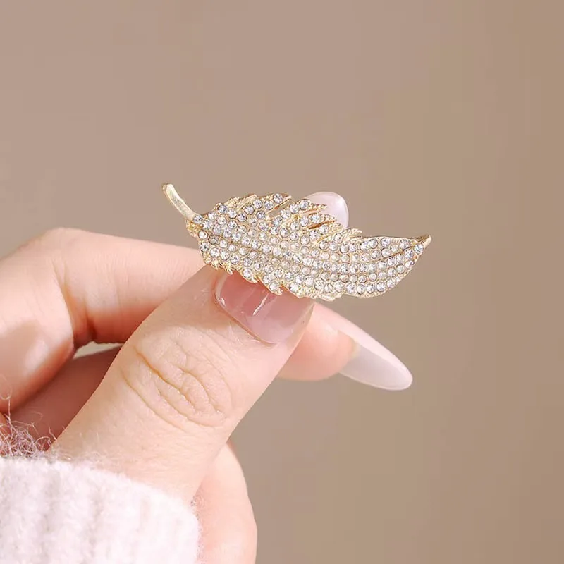 Light Luxury Style Full Diamond Feather Brooch Illuminates Elegant Luxury Dressing  Small Details And Exquisite Accessories