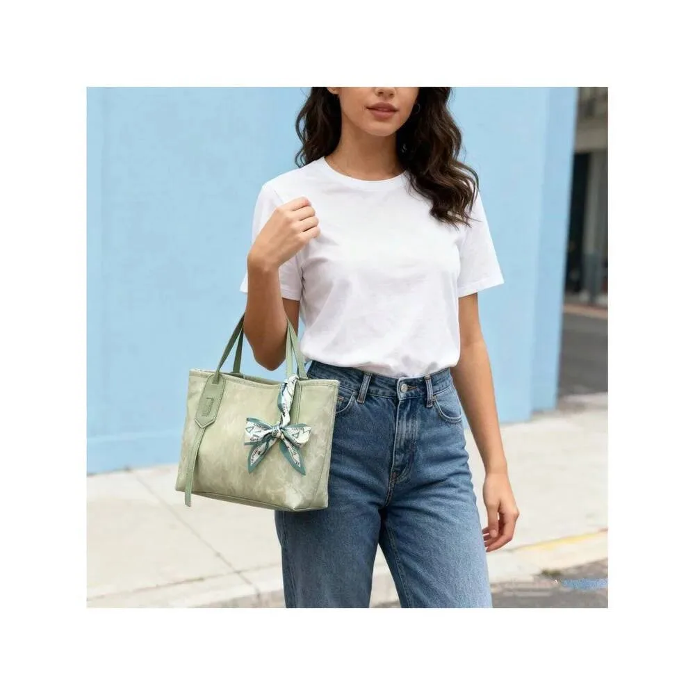 

Женская модная текстурированная кожаная сумочка элегантного серого цвета и галстук-бабочка на платформе.