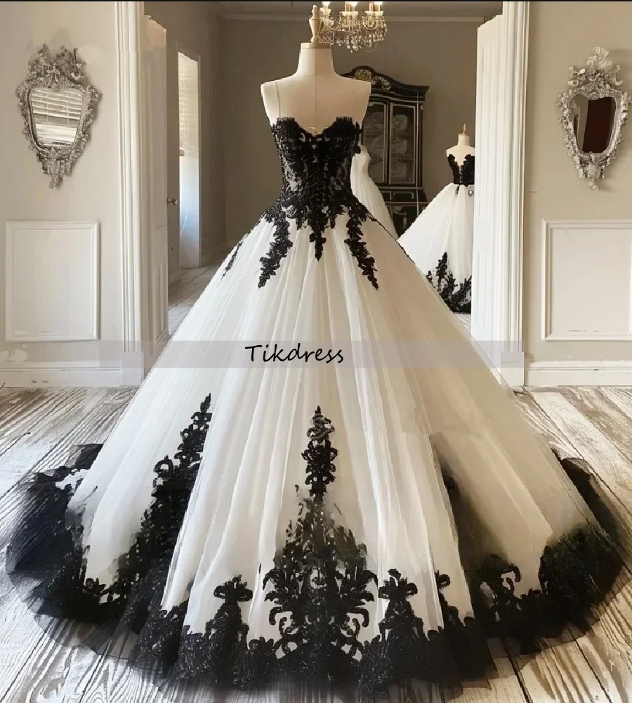 فستان زفاف قوطي عتيق باللونين الأبيض والأسود فستان زفاف على شكل قلب من التل سلتيك 2025 أنيق للعروس الريفية حسب الطلب #1