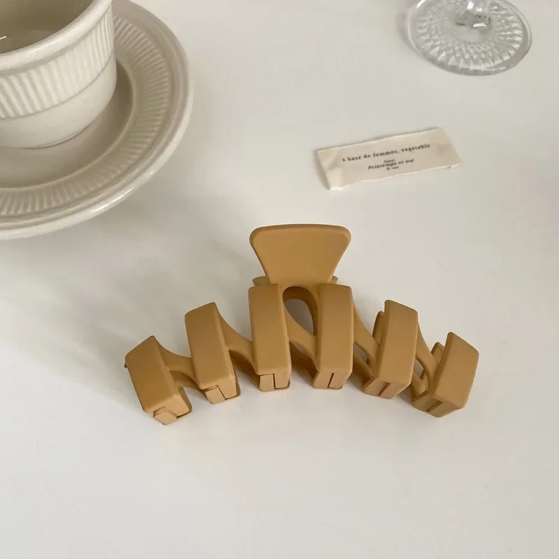 Korean Neutral Coffee Large Plastic Hair Claw Clips for Women Accessories Jewelry Headdress Ins Fashion Catch Crab Hairpins Gift