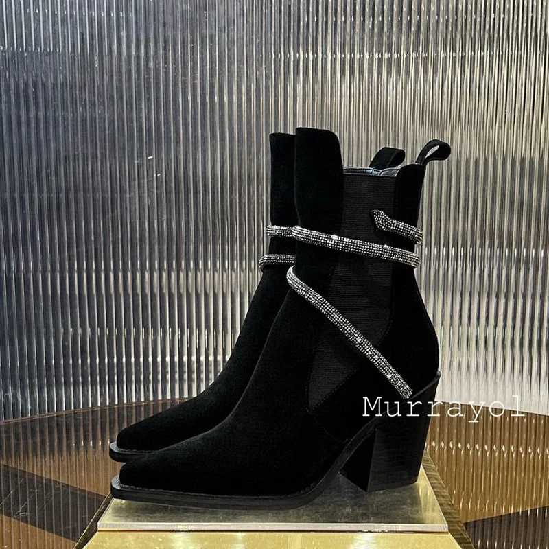 女性用スエードカウブーツ,ゴムバンド,四角いヒール,金属製のヘビ型,絡み合った装飾,短いブーツ,秋と冬