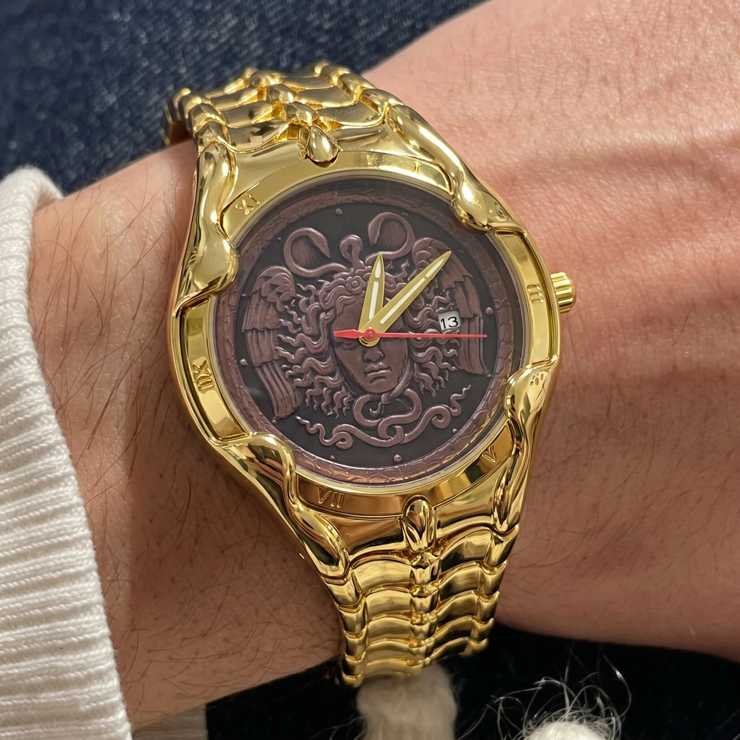 CILOA Luxury Gold Snake Chain Wristwatch 3D Medusa Relief Dial Roman Numeral Bezel Fashion Business Mens Quartz Watch