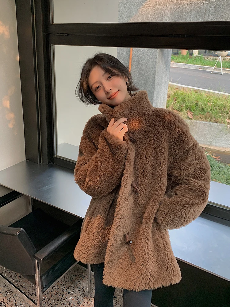 Jaqueta Feminina de Couro com Gola Alta e Botões, com Detalhes em Pele de Cordeiro e Veludo, Nova Coleção de Inverno, Confortável e Quente