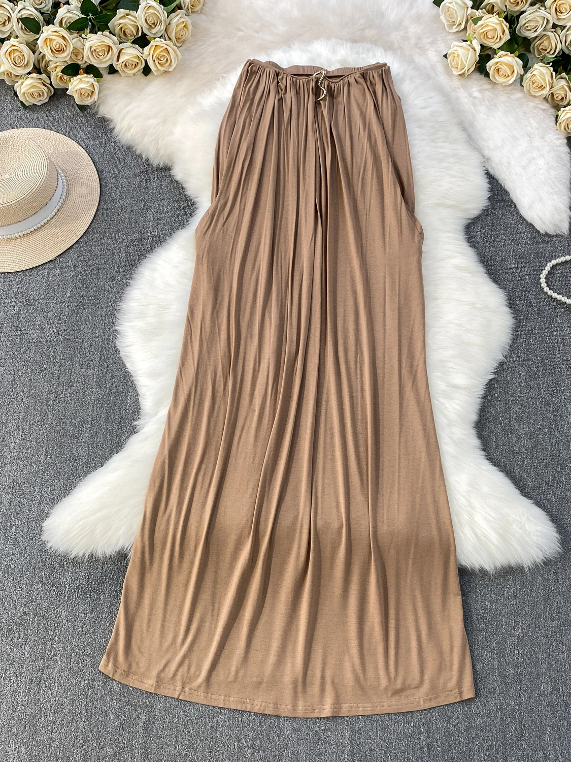 Brązowa dzianinowa spódnica damska jesienno-zimowa wyszczuplająca plisowana spódnica z wysokim stanem, metalowym zdobieniem, długa spódnica w kształcie litery A.