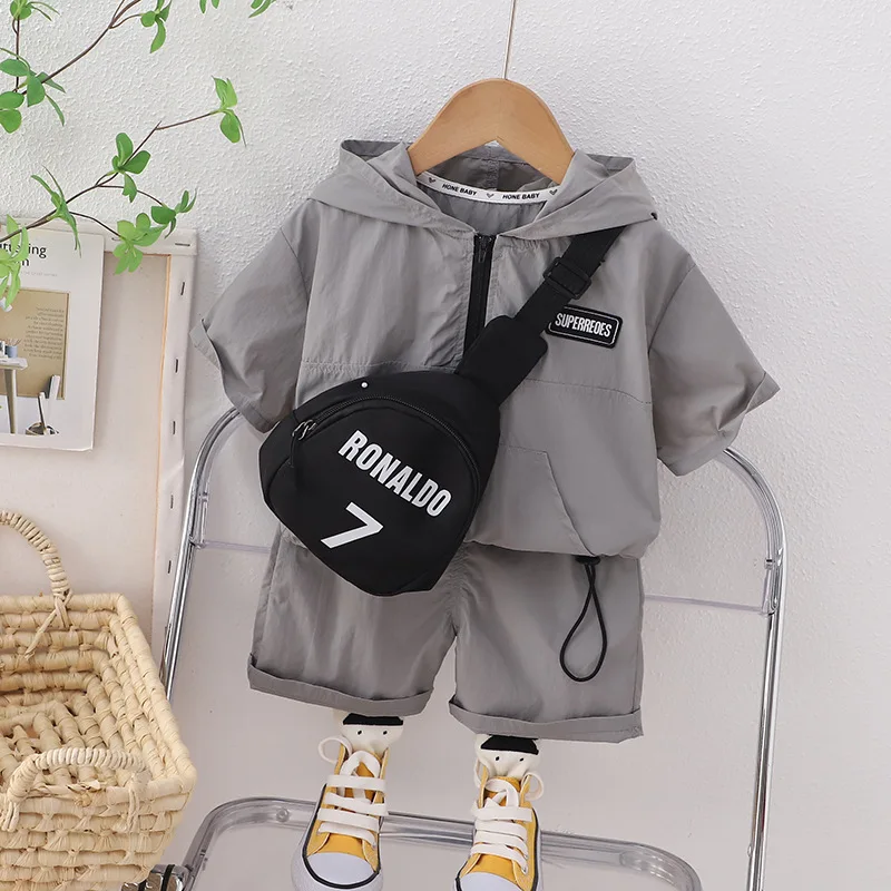 

Детские повседневные комплекты для мальчиков, костюм с короткими рукавами и капюшоном на полумолнии с сумкой, новая летняя детская модная спортивная одежда, 2 шт., От 12 месяцев до 5 лет