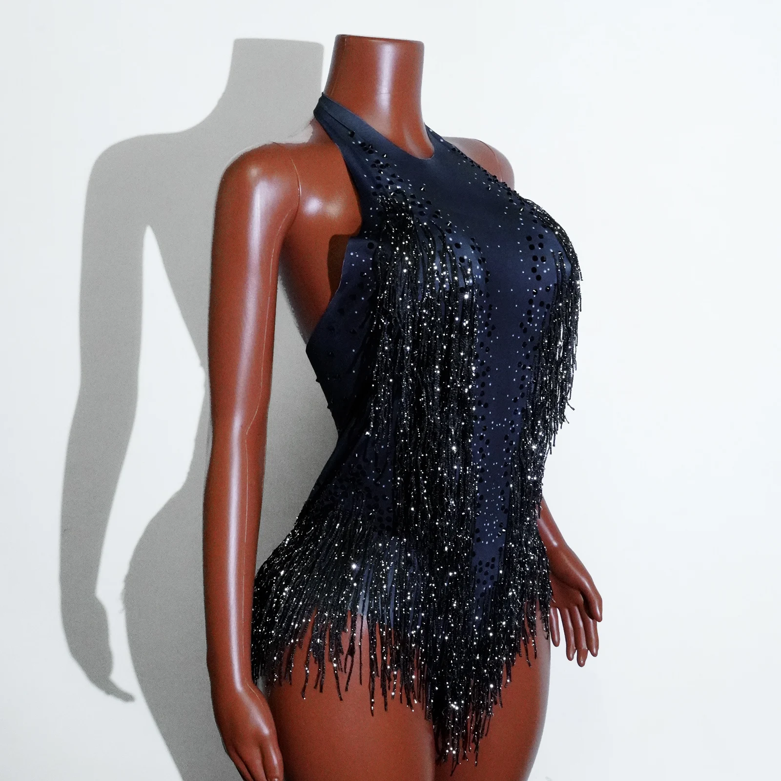 Kostium do tańca latynoamerykańskiego, błyszczący, czarny, kryształki, frędzle, trykot, świętowanie, klub, urodziny, pokaz, taniec na rurze, klub nocny, scena, drag queen
