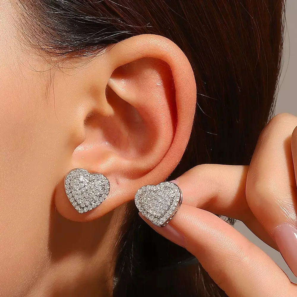 1 Pair of Copper Inlaid Zircon Fashionable Elegant Simple Versatile Heart-Shaped Stud Earrings for Women
