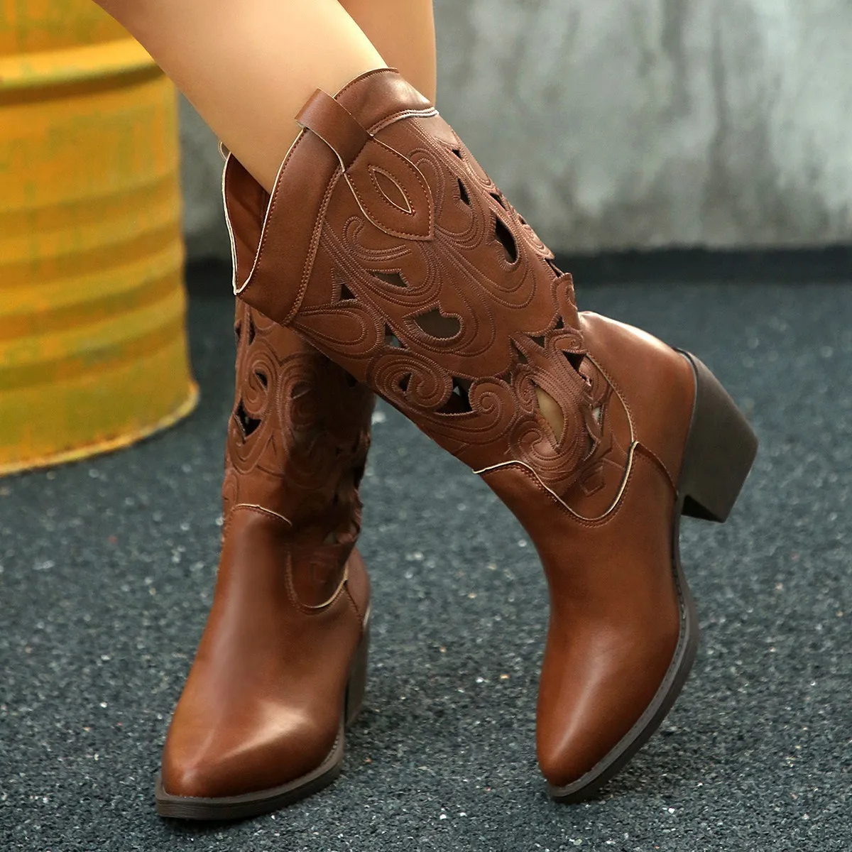 

2025 Winter new style hollowed-out pointed mid-heel knight boots, large-sized export thick-heeled retro sleeve Western boots