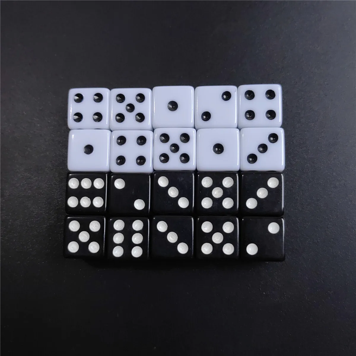 Dice 100Pcs High-quality 14mm/0.55inch Dice Black and White Square Corner Dice Set Puzzle Dice Wholesale Club Party Game
