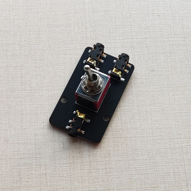 Audio switcher, two in and one out 3.5mm sound source transfer switch, one point and two splitter, sound lossless fast cutting