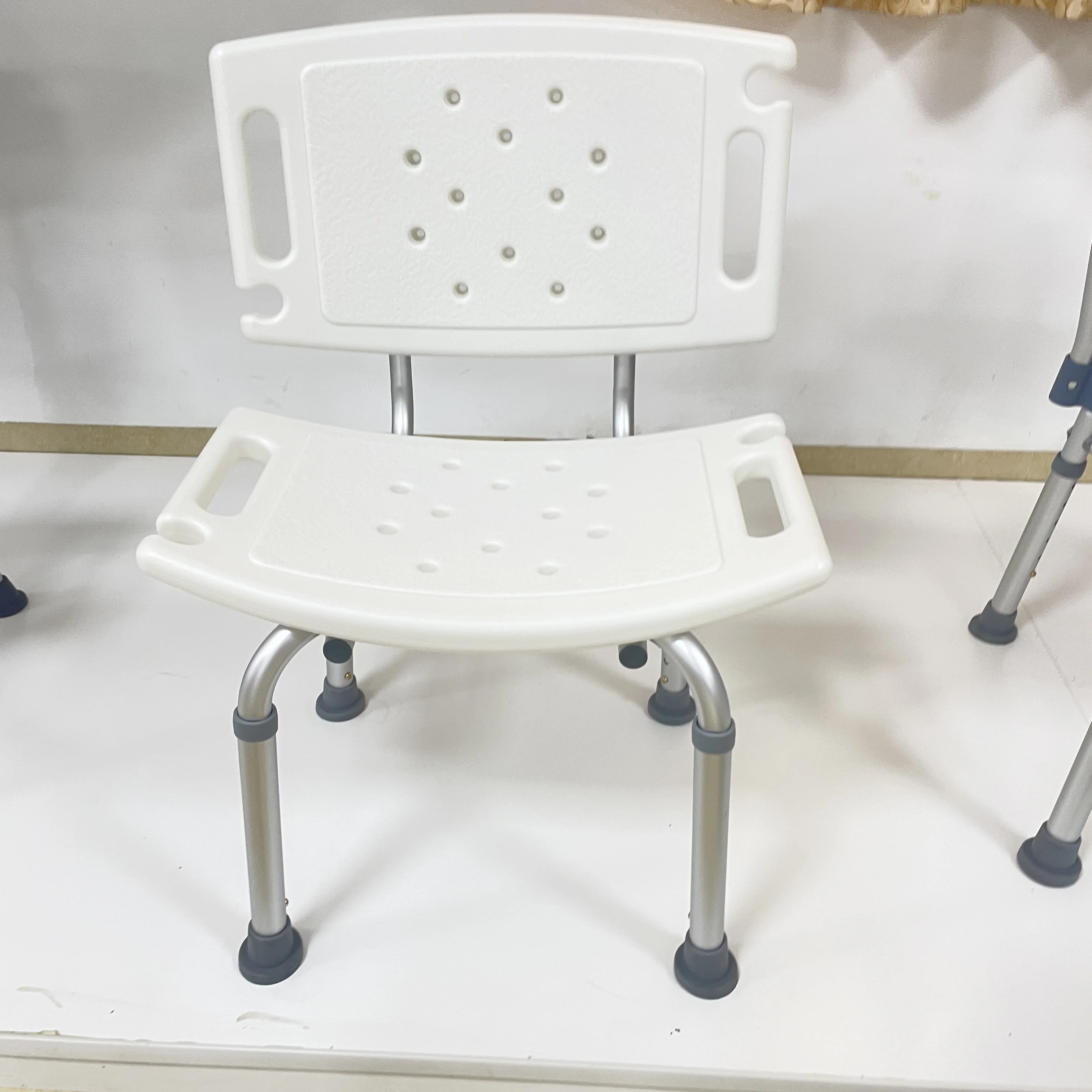 كرسي استحمام للحمام للعناية بالتمريض المنزلي مضاد للانزلاق لضبط الارتفاع للمعاقين