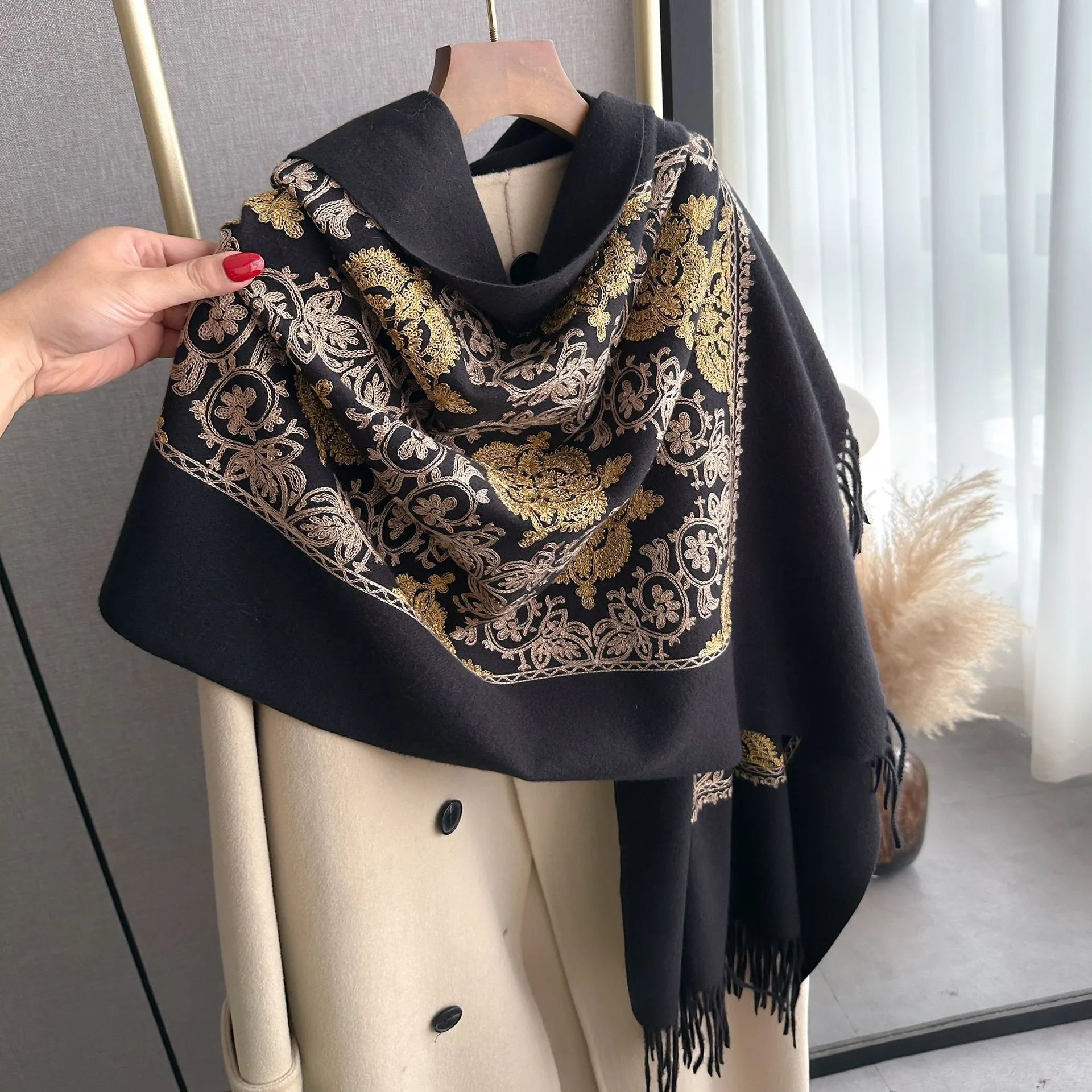 Luxury Brand Women 2024 New Embroider Flower Pashmina Cashmere Scarf Winter Thick Warm Scarves Fashion Travel Shawl Wraps