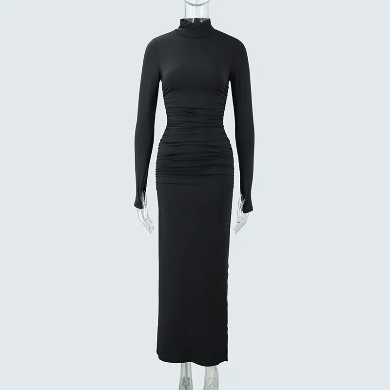 ボディコンドレス ボディプリント 女性 森林 森林に覆われた緑の空間 葉っぱが茂った松の木 香りのよい野生生物がいっぱいの小道を歩く