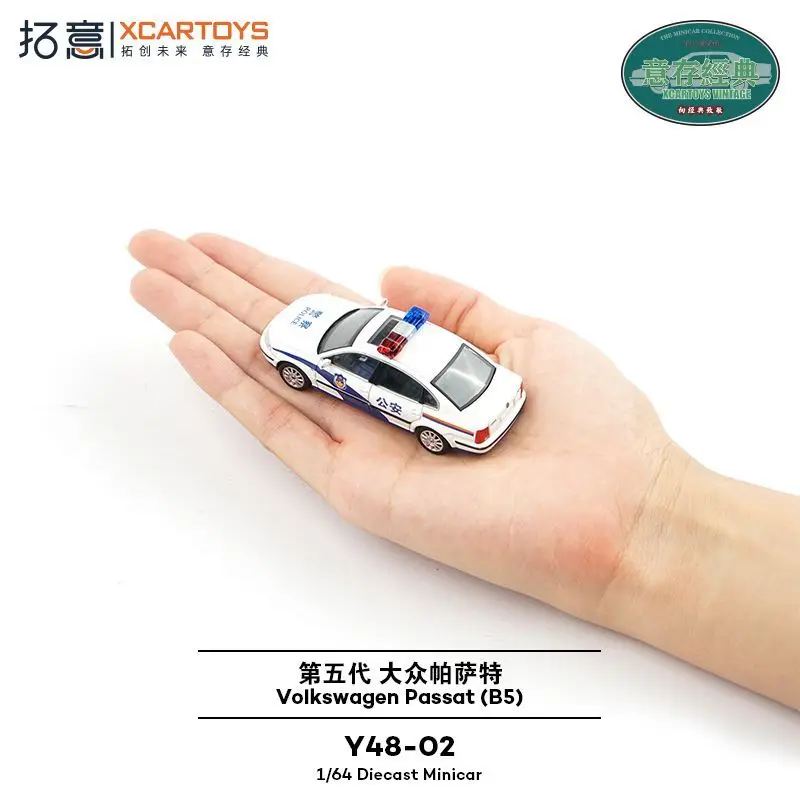 

XCARTOYS 1/64 Alloy Simulated Volkswagen Police Sedan 5th Generation Passat Police Car Model Ornament Boy Toy Gift