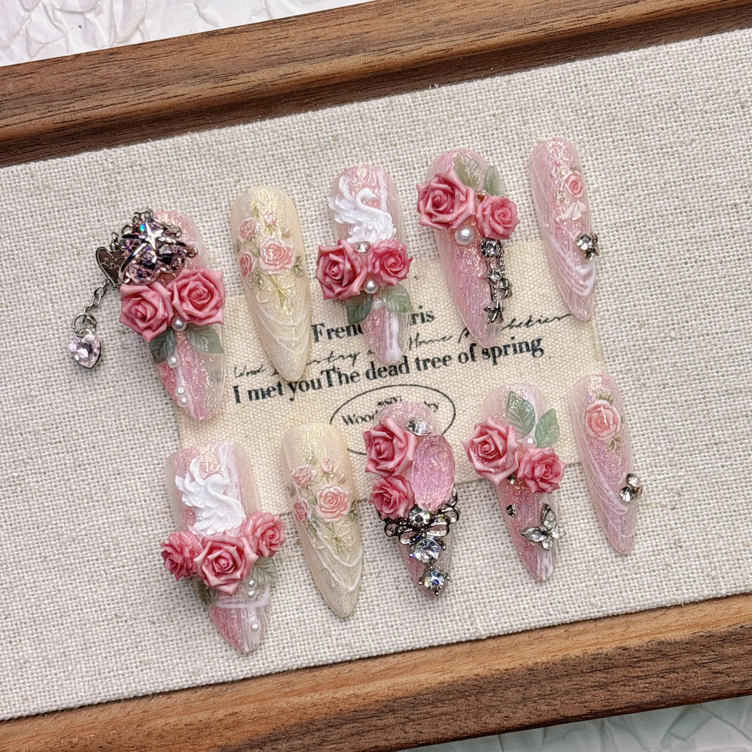 10 Stück Schwere 3D-geprägte French Garden Stiletto Press-On-Nägel, Nude Pink Schimmer Farbverlauf Künstliche Nägel mit handbemalten Rosen in Weiß – Detail 5