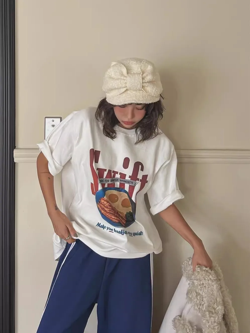 Wygodna bawełniana koszulka damska z okrągłym dekoltem, luźny krój, nadruk, miękka, oddychająca, idealna na wiosnę i lato.