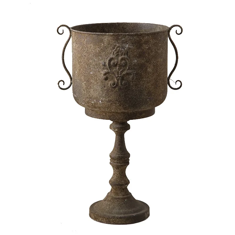 

Wrought iron retro engraved ornaments, French old trophy flower decoration, large vase crafts with a sense of atmosphere