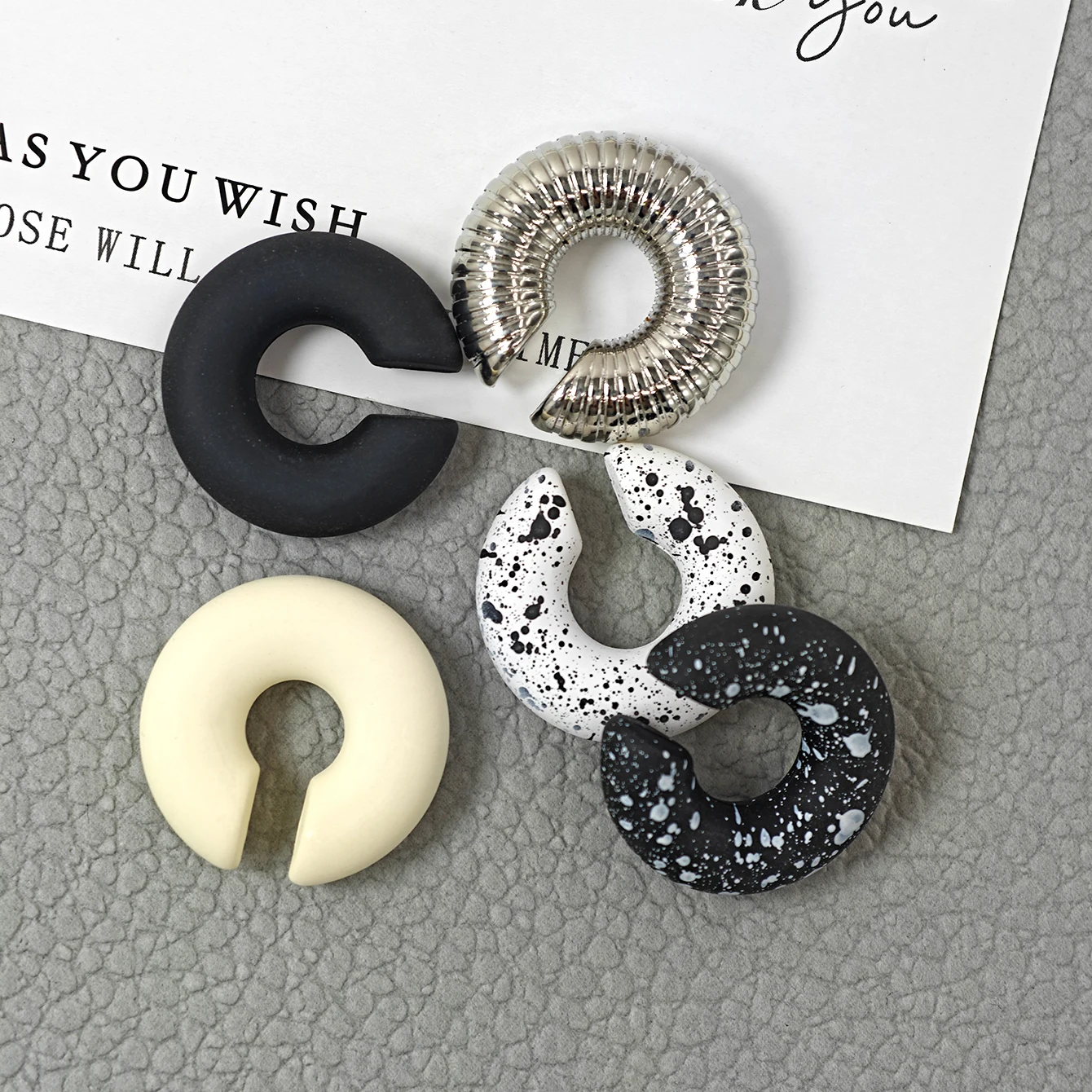 مجموعة أقراط أذن يومية بسيطة مكونة من 5 قطع بلون سادة وملمس رخامي ملولب على شكل حرف C مجموعة أقراط عصرية #3