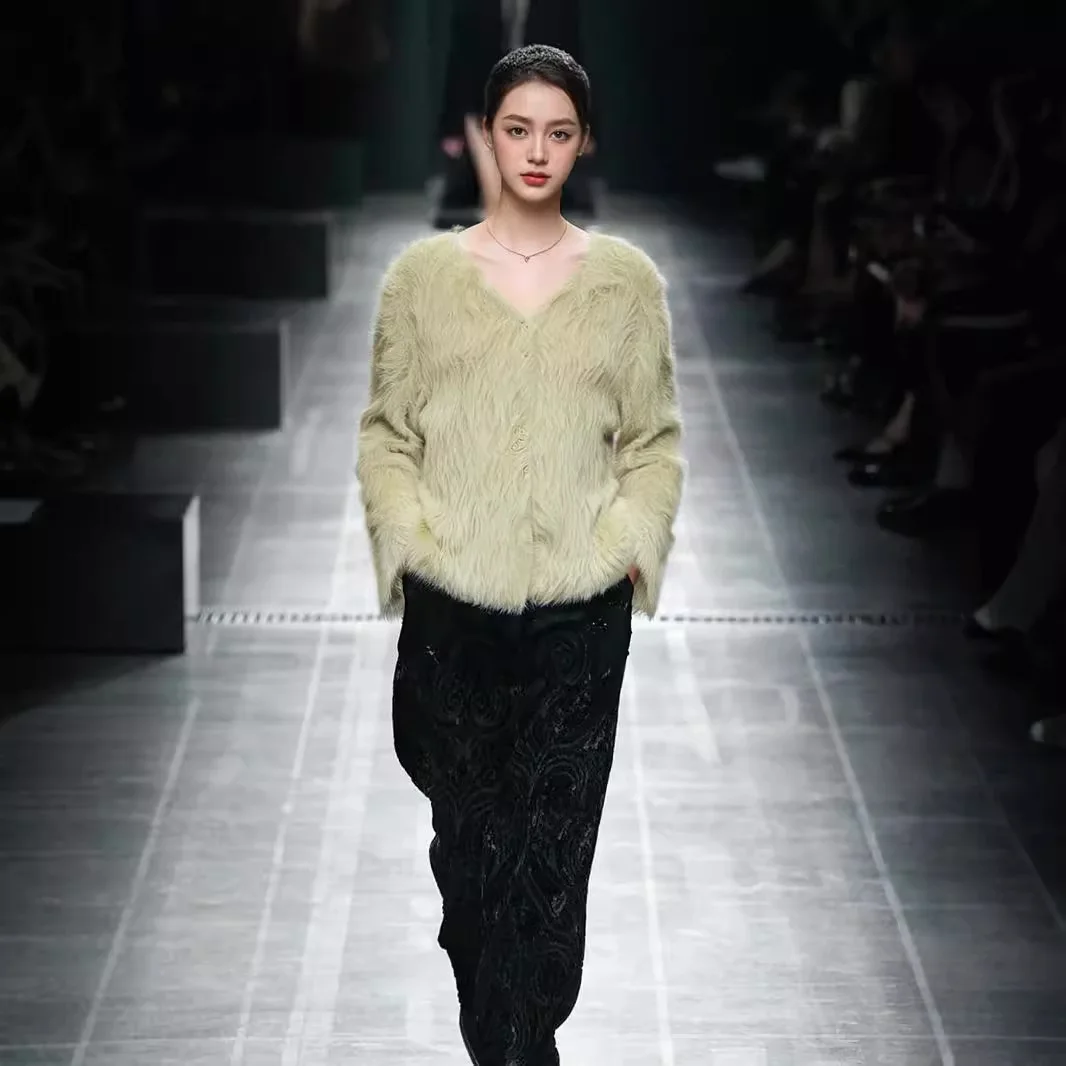 

Высококачественный осенний женский вязаный кардиган из норки с длинными рукавами и v-образным вырезом 2025 года из Европы и Америки