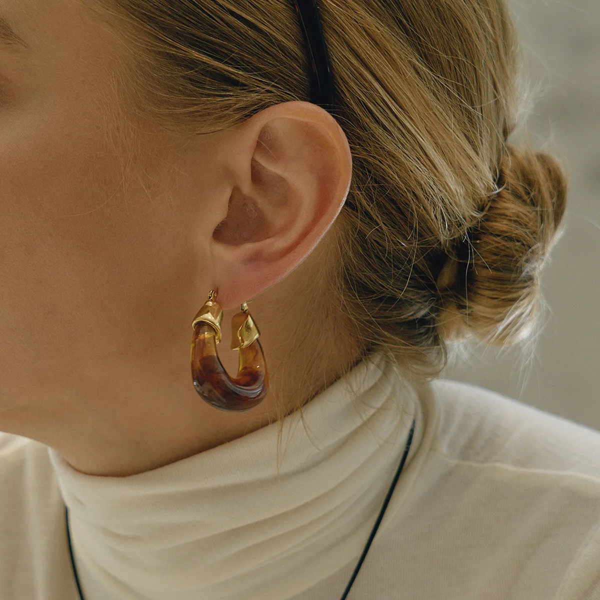 Vintage Amber Resin Earrings 18K Gold Plated Stainless Steel Drop Earrings Light Luxury Retro Jewelry for Women Unique Gift