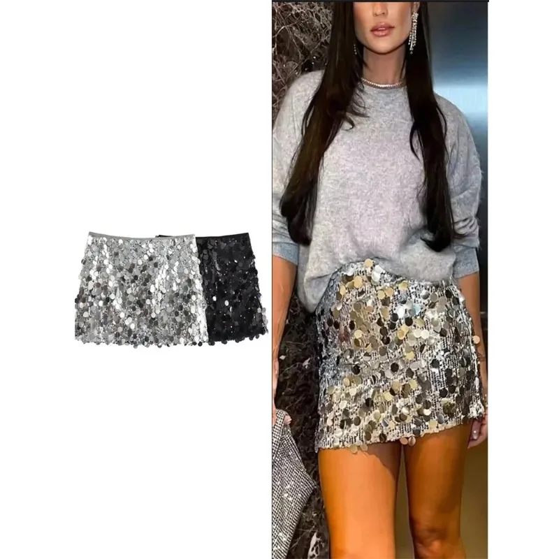 Gonna a trapezio con paillettes riflettenti sexy; gonna corta da ragazza calda che abbraccia i fianchi, mini-lunghezza.