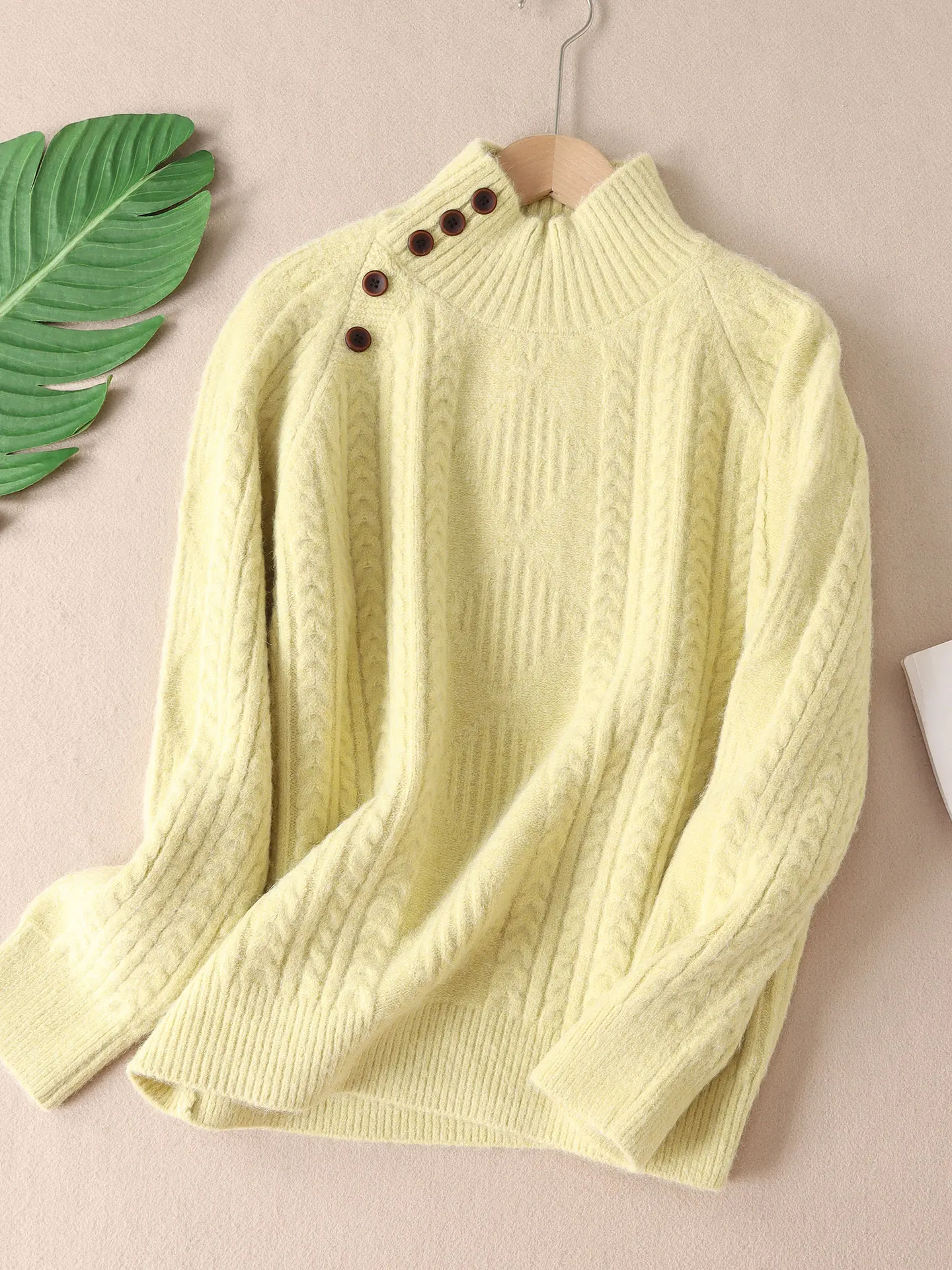 سترة نسائية محبوكة بياقة عالية دافئة مع تصميم زر مائل للخريف والشتاء سترة ناعمة مريحة من القمح