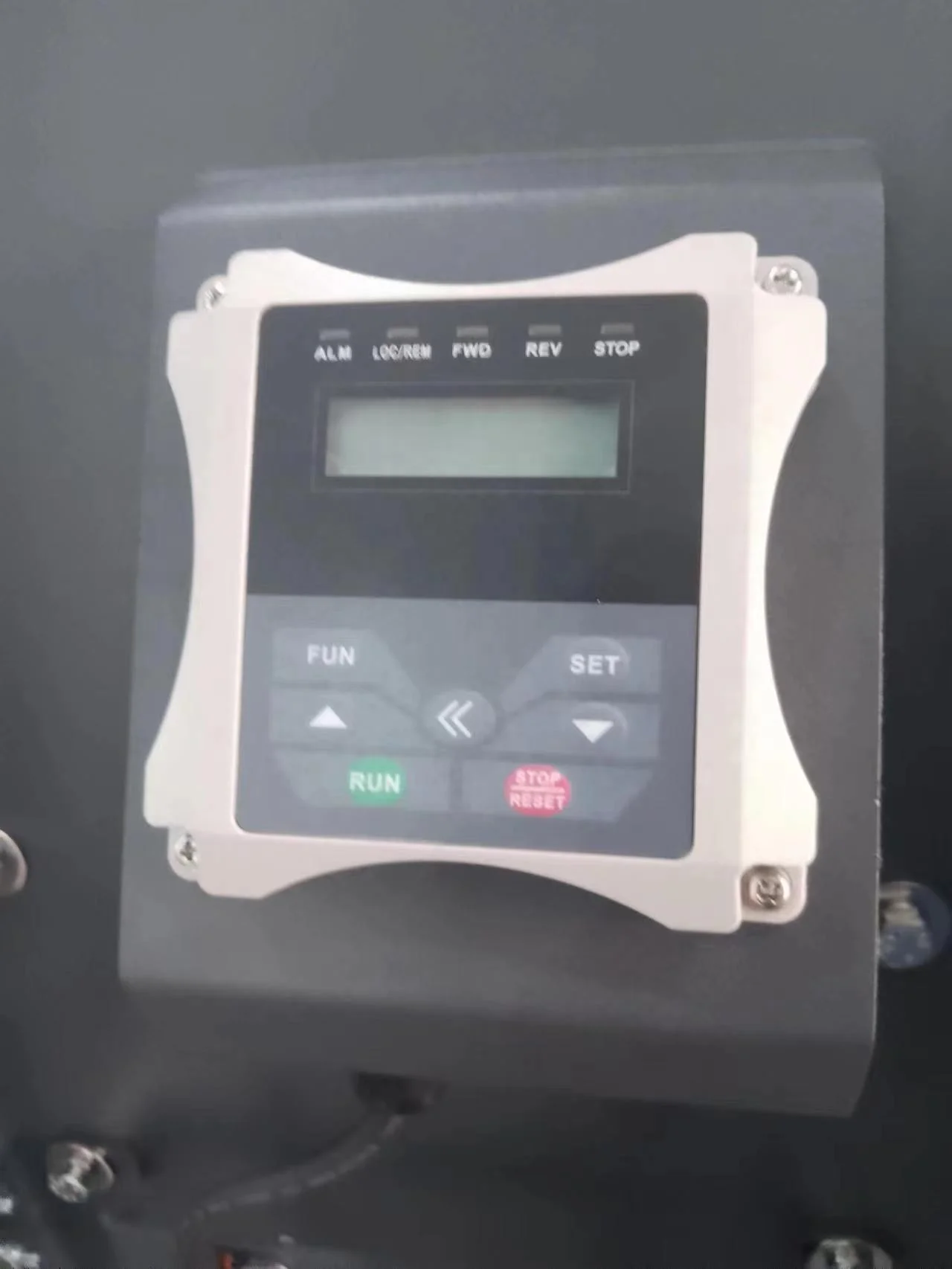 تستخدم صالات رياضية مروحة أرضية كبيرة الحجم بقطر 2 متر