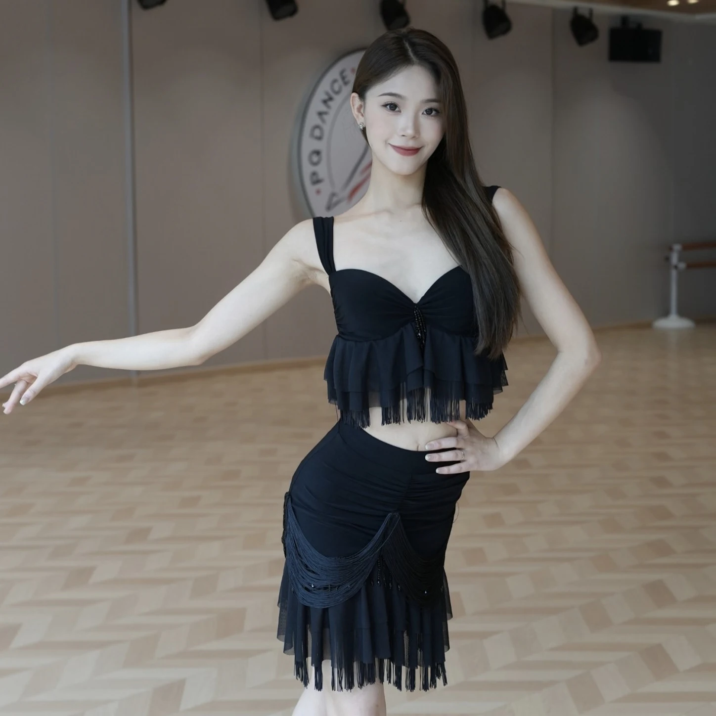 ฤดูร้อนละตินเต้นรําเสื้อผ้าผู้หญิง Ruffle Fringe สั้นพู่กระโปรง Rumba Samba Cha Cha เสื้อผ้าเต้นรํา DNV24203