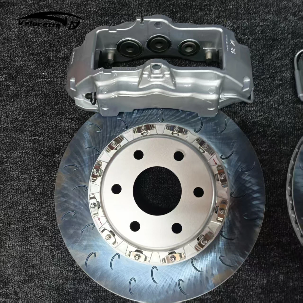 6-Piston Large Brake Kit 18Z Type 355mm Rotor for 18-inch wheels for upgraded versions of
