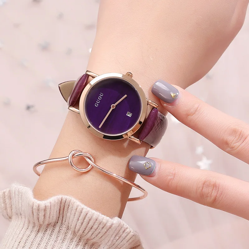 新しいトレンディなカレンダーダイヤルのカジュアルなクォーツレディースウォッチ、レザーストラップ付き、ユニークな時計であり、女性への完璧なギフトです。